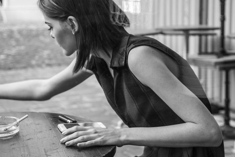 pušenje djevojka cigareta