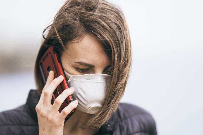 koronavirus maska mladi